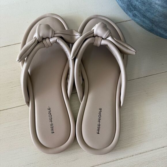 Free People Brynn Bow Sandals Flip Flops in Cream New in Box Sz 7, (38) - Picture 5 of 10